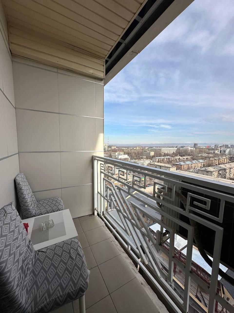 Apartment With City View On Sydykova St. 123 Bisjkek Buitenkant foto
